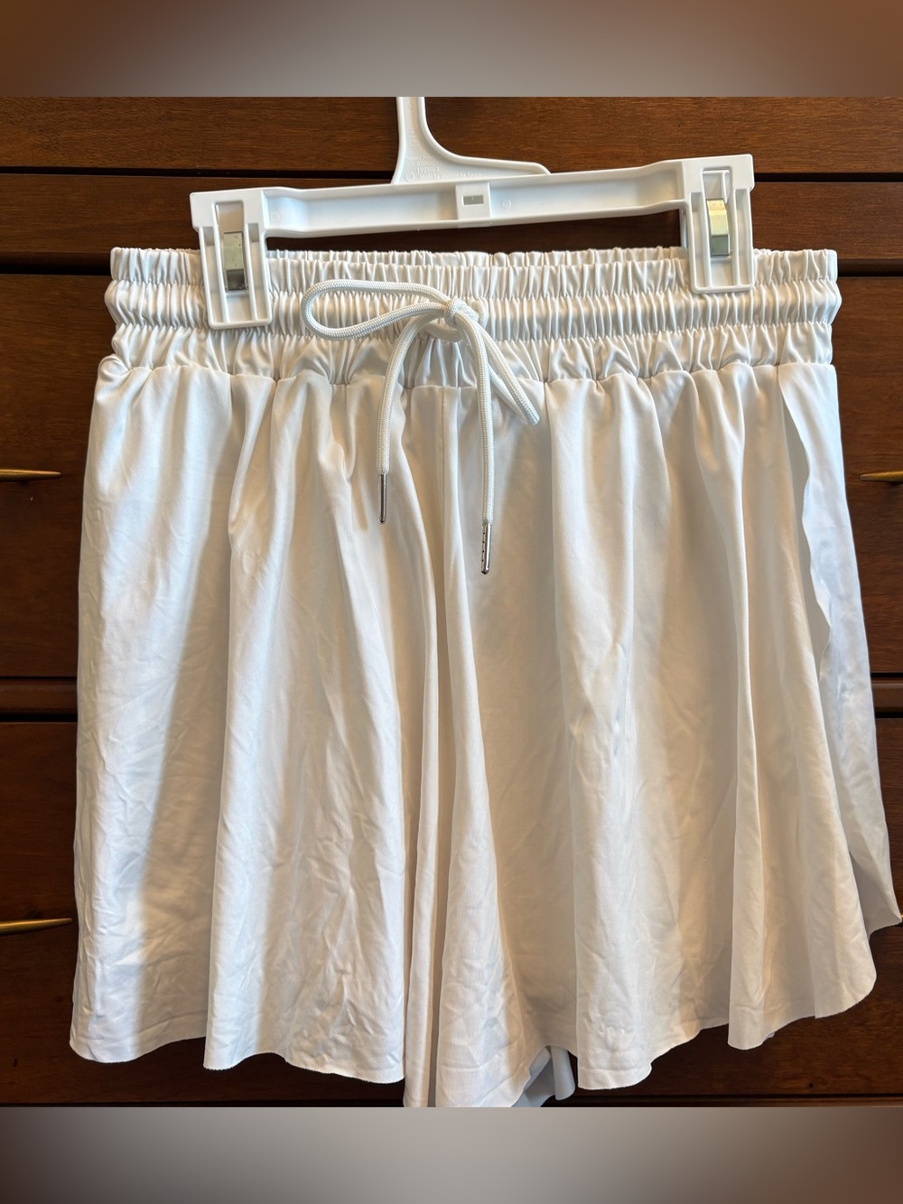 Love Tree Women's Juniors High Rise Flowy Shorts in white Small
